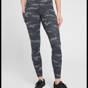 Athleta ultimate stash pocket camo 7/8 leggings SP